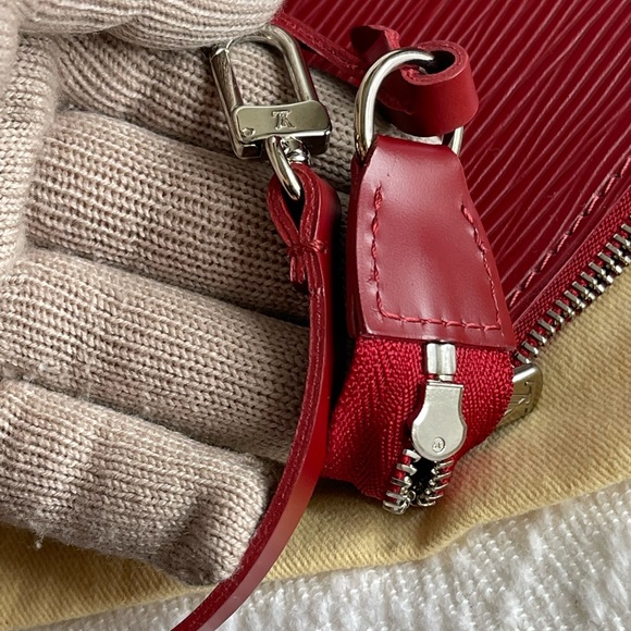 Louis Vuitton EPI red pochette - Picture 10 of 16